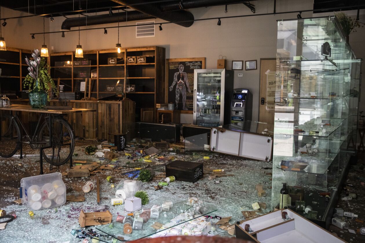 CBD Kratom at 28 E. Randolph St. after looting broke out in the Loop and surrounding neighborhoods overnight, Monday morning, Aug. 10, 2020.